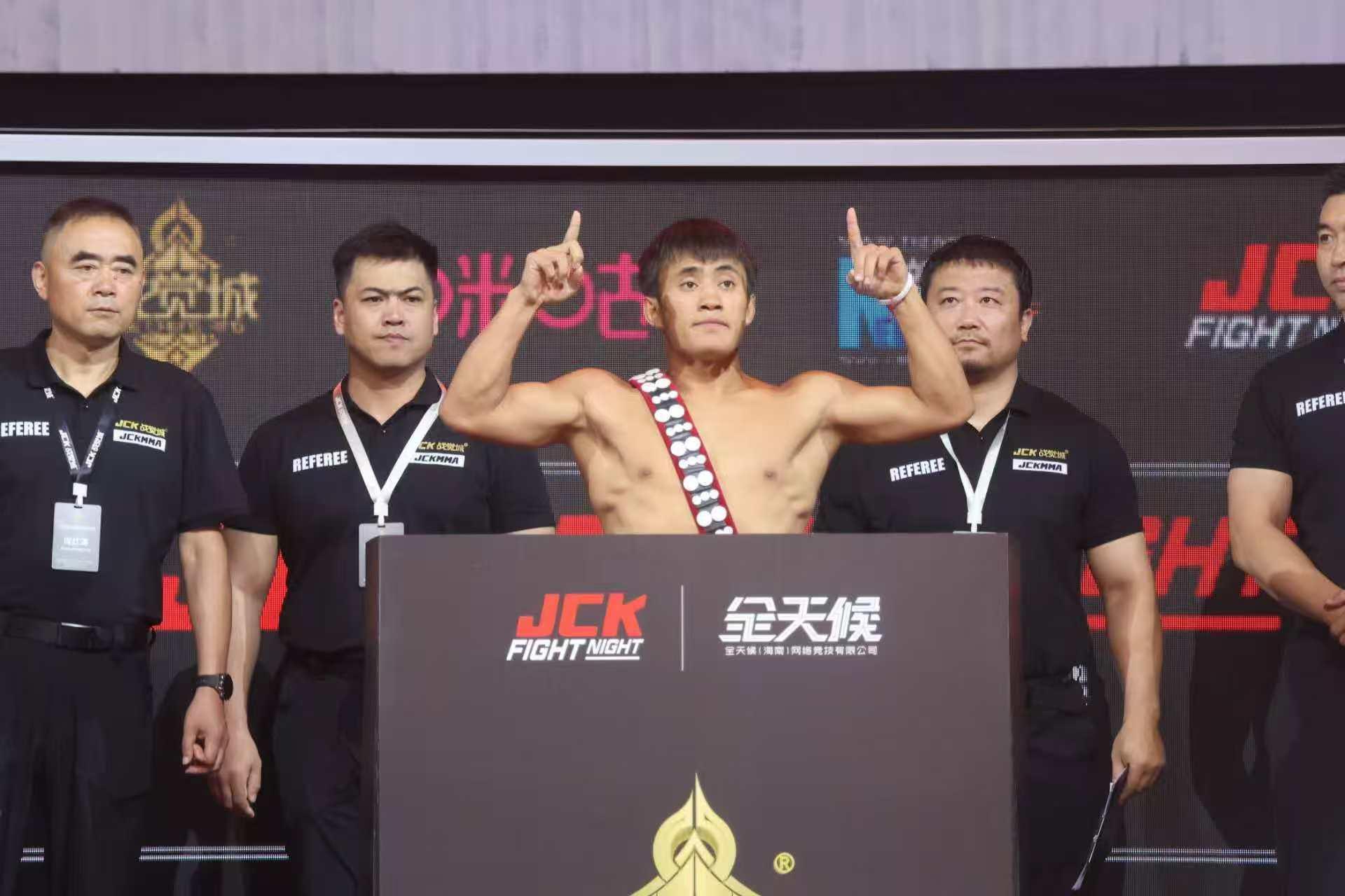 运动员在擂台上诠释体育精神