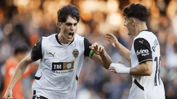 包含阿拉维斯后卫因伤缺席，球队防守不稳定的词条