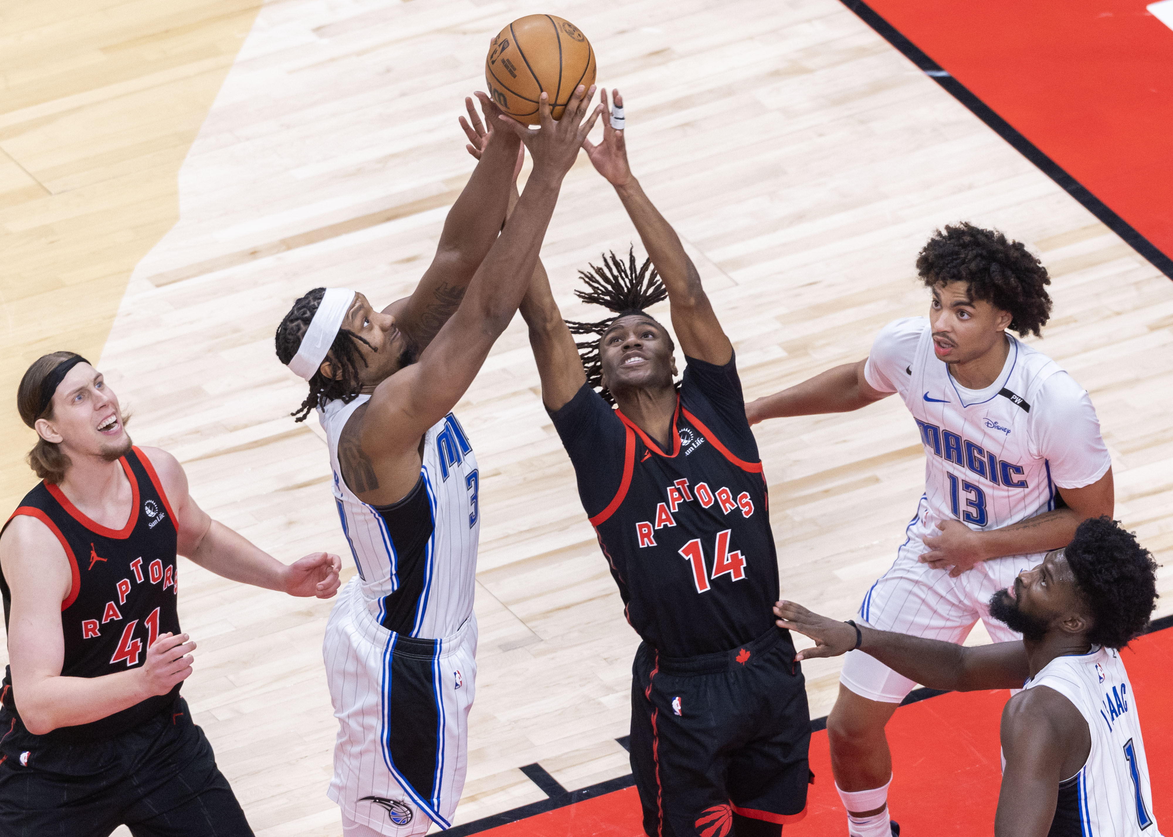 骑士队客场不敌猛龙，遗憾失利