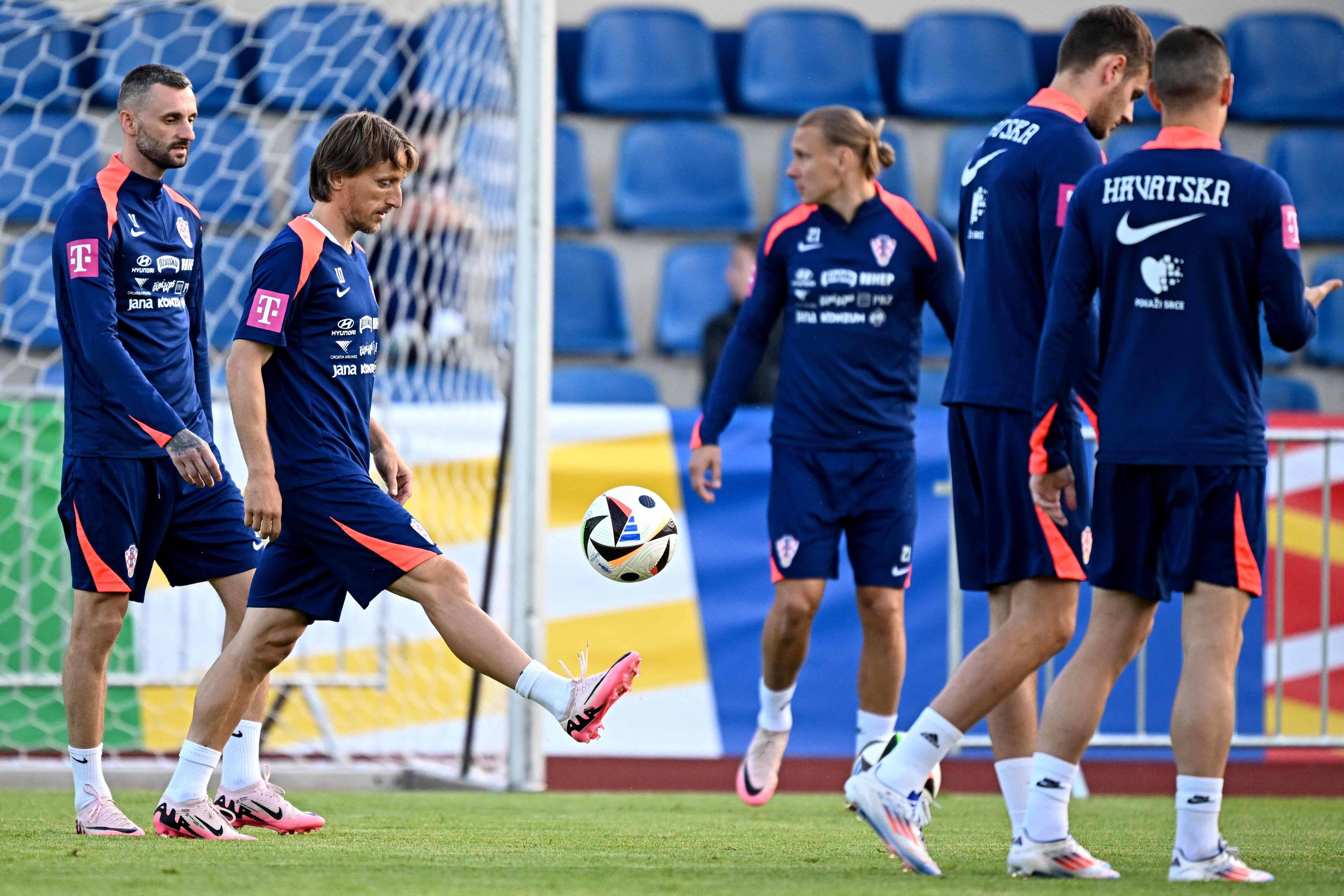 关于瑞士突围克罗地亚，晋级前景乐观的信息