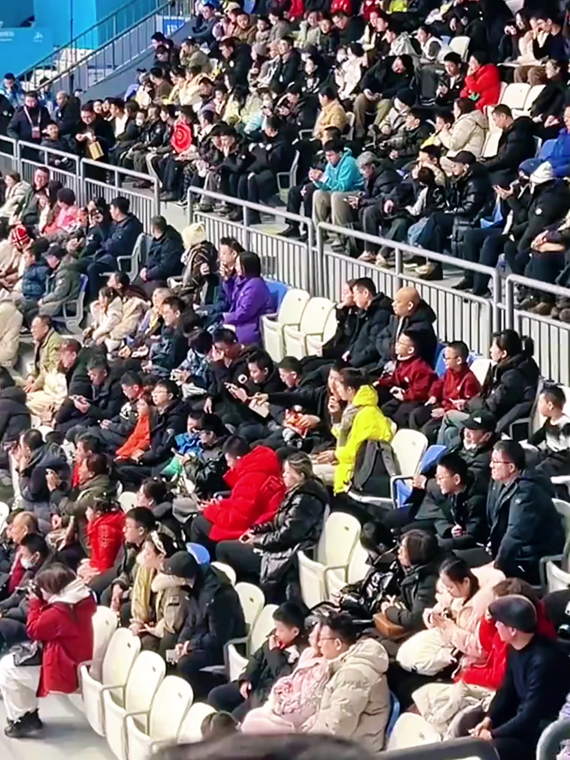 现场观众席动情，球队斗志昂扬