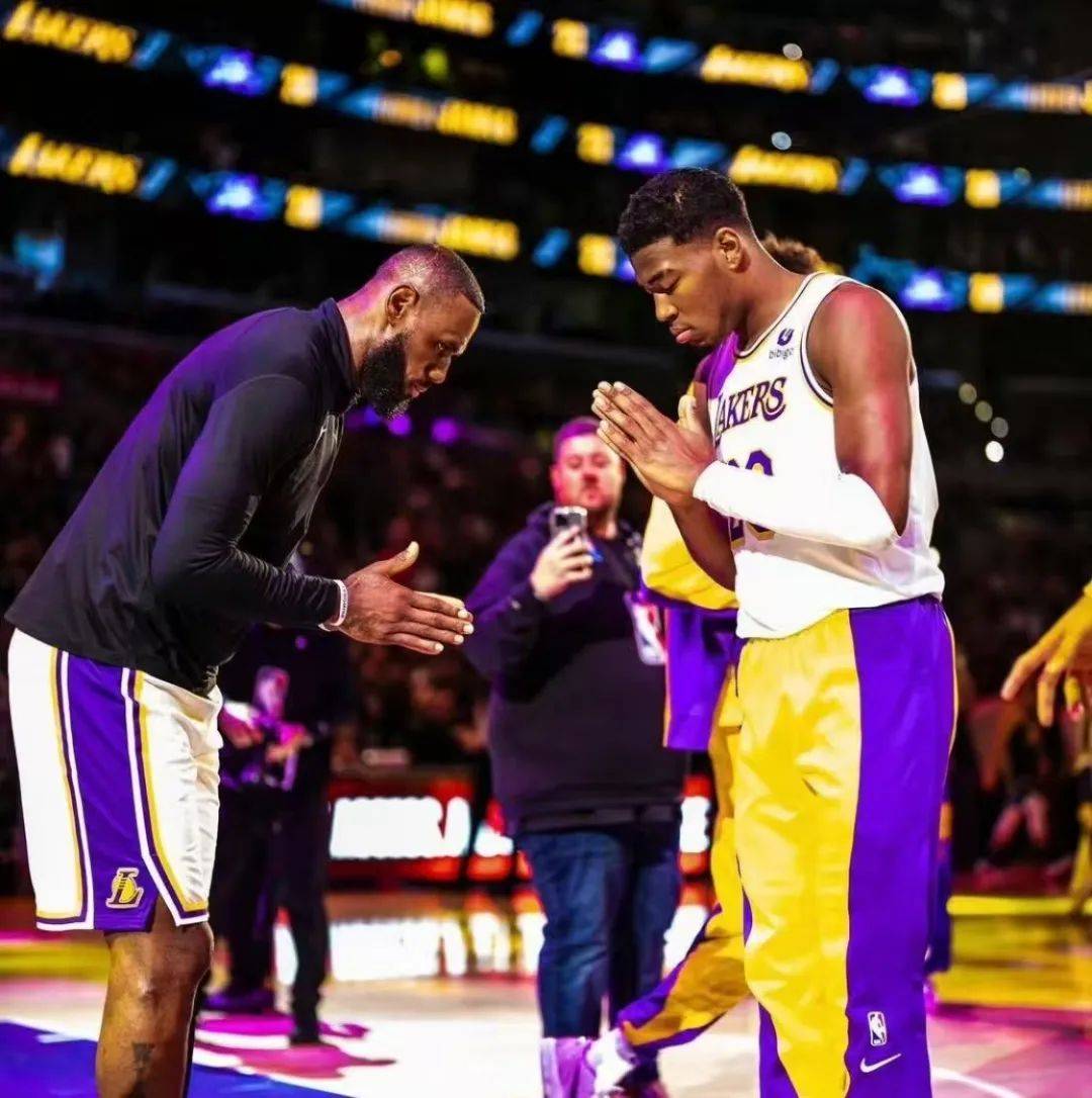 勇士力克快船，豪取五连胜