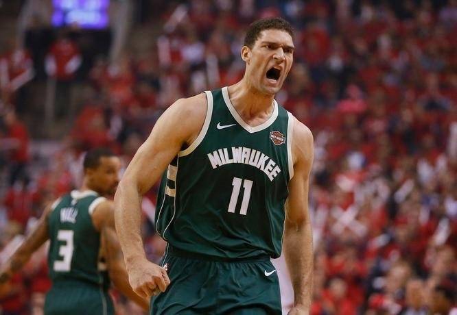 雄鹿主场大胜马刺,取得七连胜 雄鹿主场大胜马刺,取得七连胜