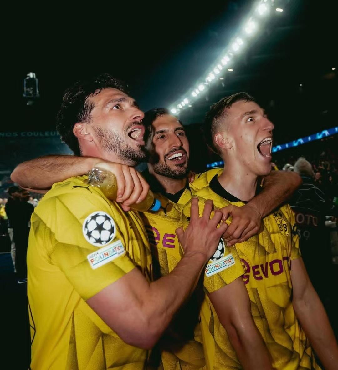 包含拜仁慕尼黑以4-1击败多特蒙德，豪取德甲积分榜榜首位置的词条