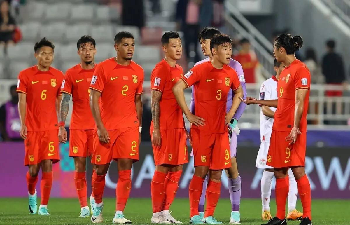 中国国家足球队首次跻身亚洲杯四强，引发球迷狂热讨论