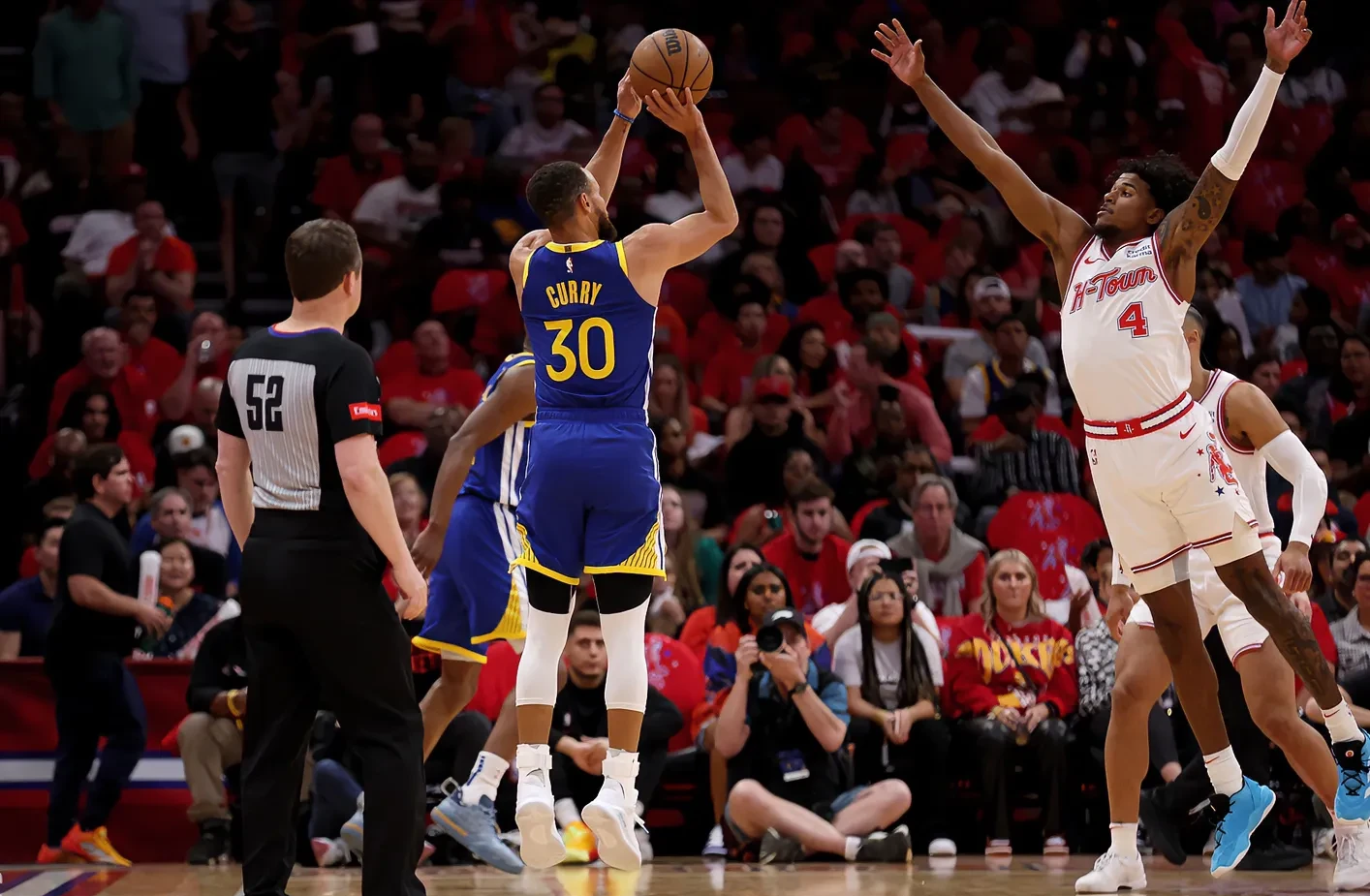 火箭战胜雷霆，实现四连胜！