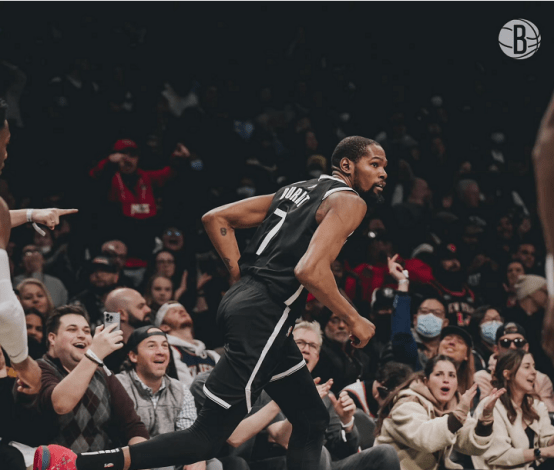 「篮网大胜凯尔特人，杜兰特表现抢眼」