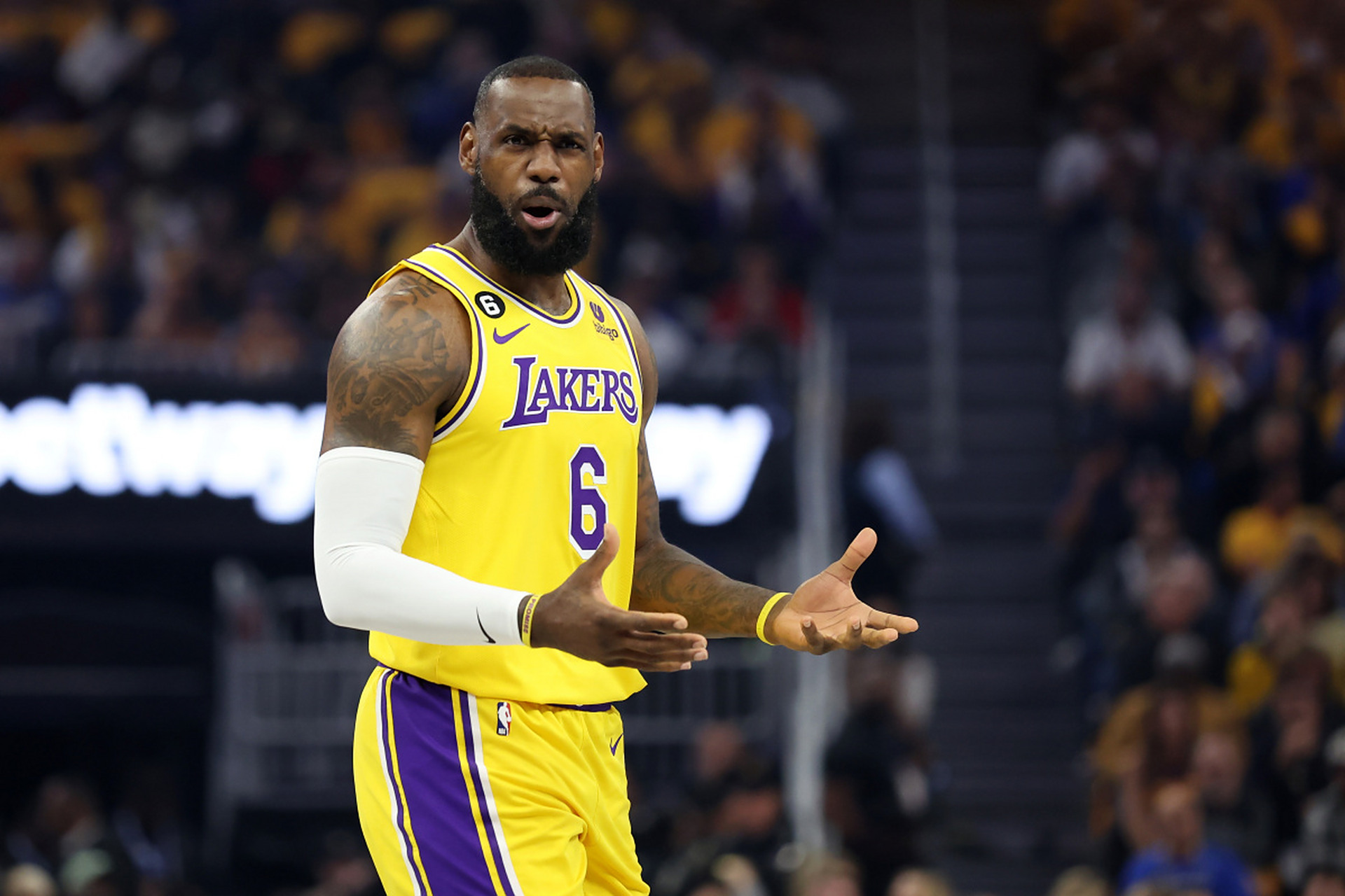 勇士客场战胜湖人，取得胜利