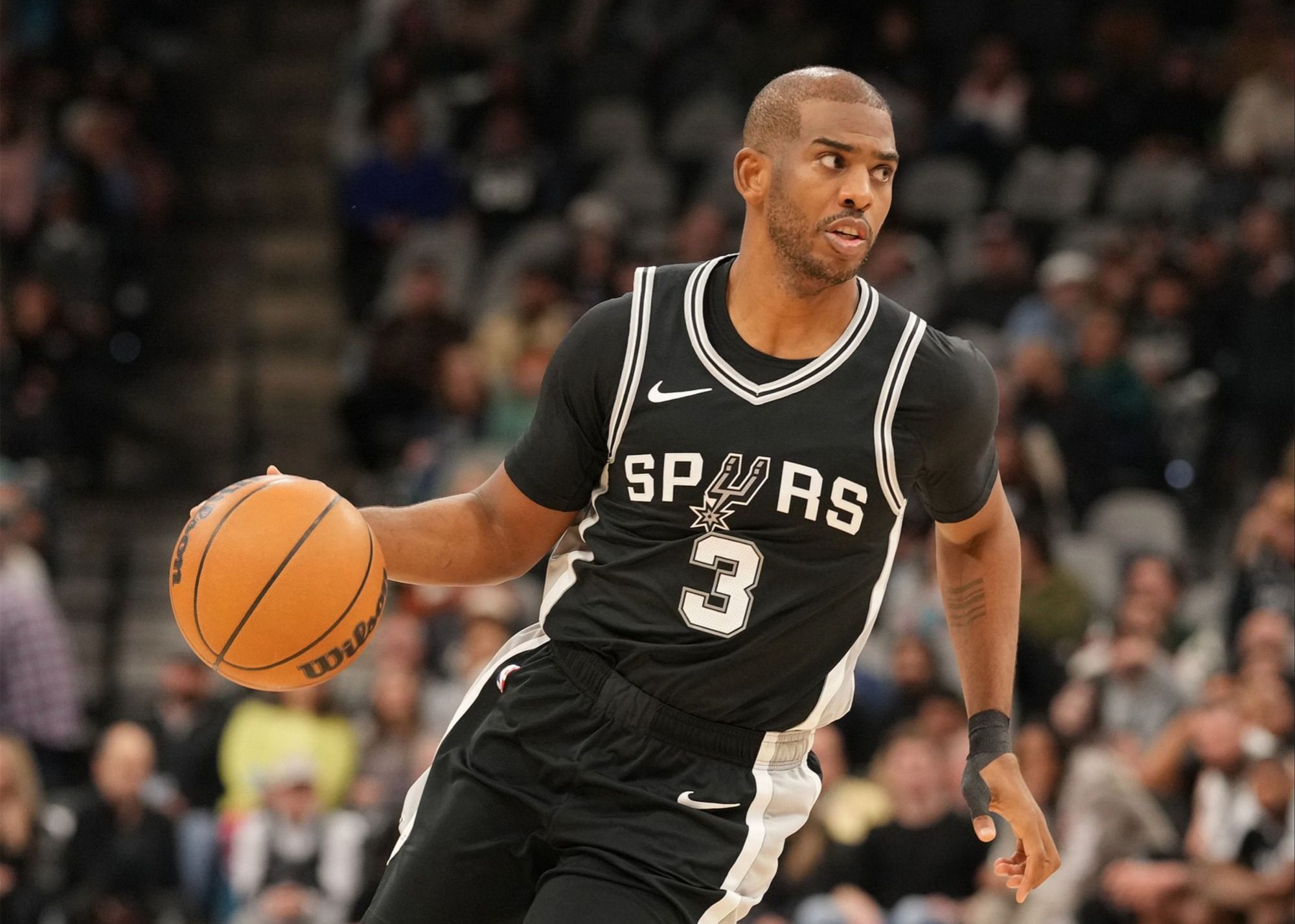 开拓者战胜马刺，保持东部领先