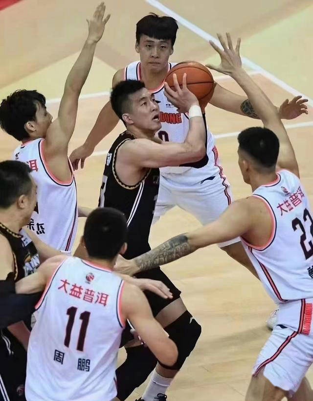 广州队鏖战公牛，易建联点燃赛场的简单介绍