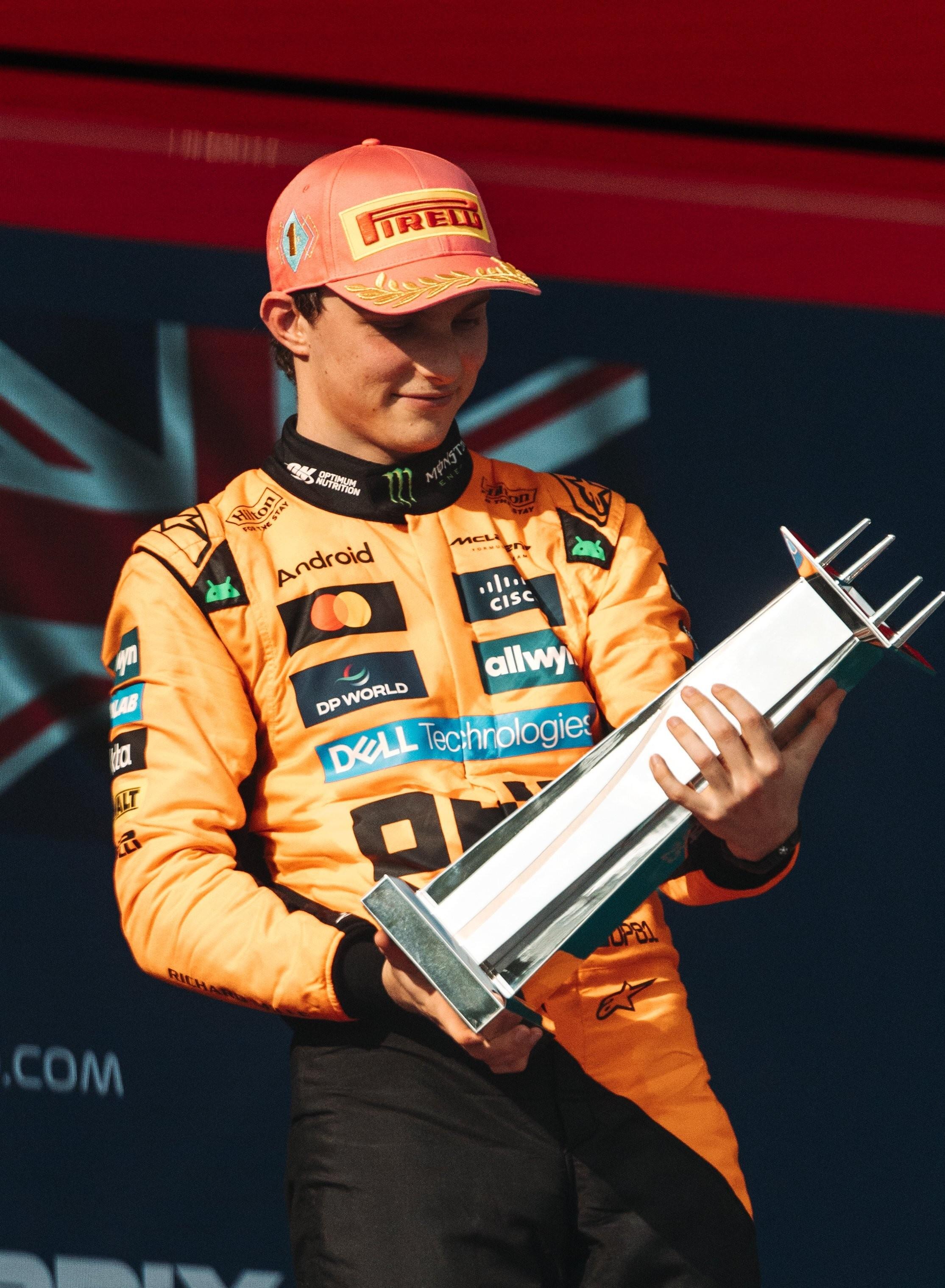 关于阿斯顿马丁鏖战迈凯伦，塞恩斯统治全场的信息